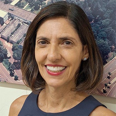 Mulher branca, cabelo castanho liso e olhos castanhos vestida com uma blusa azul. Mulher branca, cabelo castanho liso e olhos castanhos vestida com uma blusa azul.