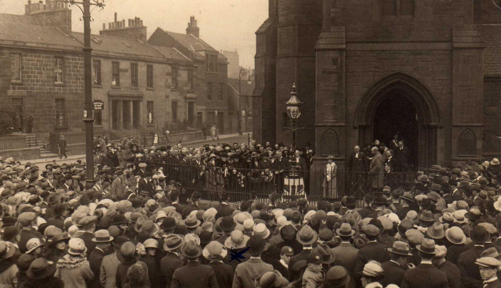 enLIGHTen 08 | Animated projection above the entrance to the… | Flickr, image size:1596x917