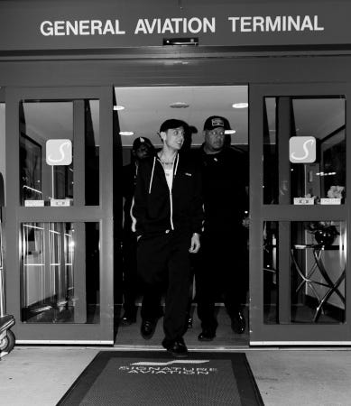 Peso Pluma sortant de l'aéroport de Washington