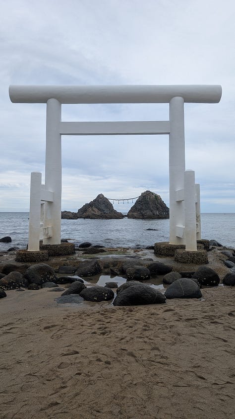 photos d'un torii blanc et de rochers attachés par une corde, d'un plat de ramen japonais, d'une lanterne avec un hortensia et d'un café traditionnel.