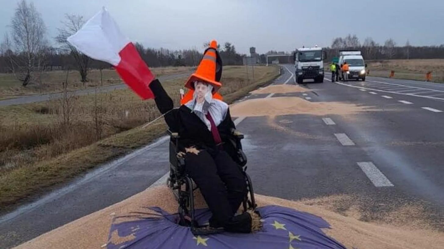 Polish farmers spilled Ukrainian grain on the road near the border village of Dorohusk in a protest against unchecked Ukrainian food imports.  - Sputnik International, 1920, 11.02.2024