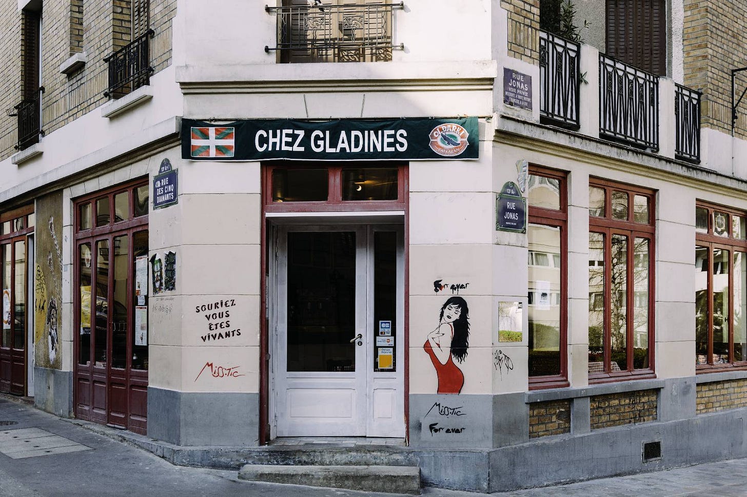 Chez Gladines, set on its corner on Rue des Diamentes, graffiti adorning its walls and a basque flag on proud display