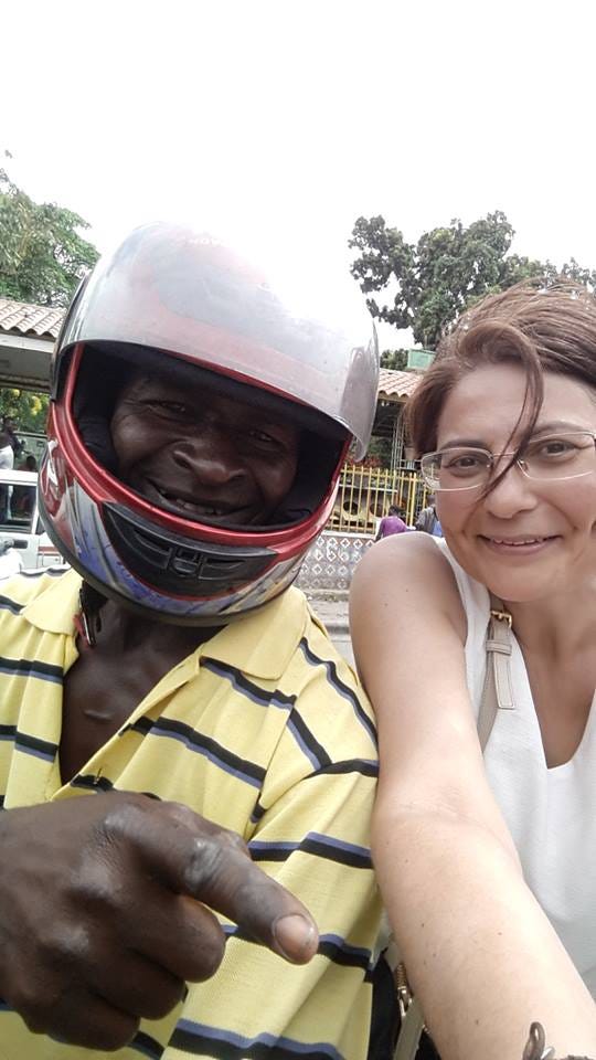 Mujer blanca con motorista negro en Haití