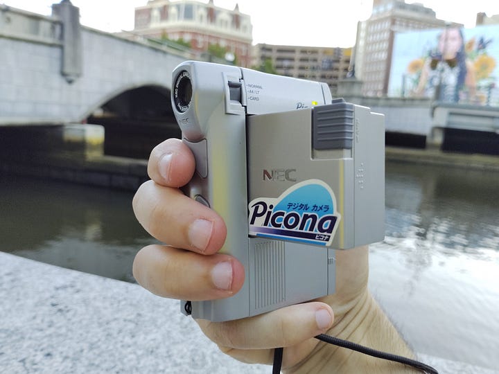NECPC-DC200K Picona（ピコナ） 液晶ディスプレイデジタルカメラ NEC Picona PC-DC200K - by Digital-Camera-History