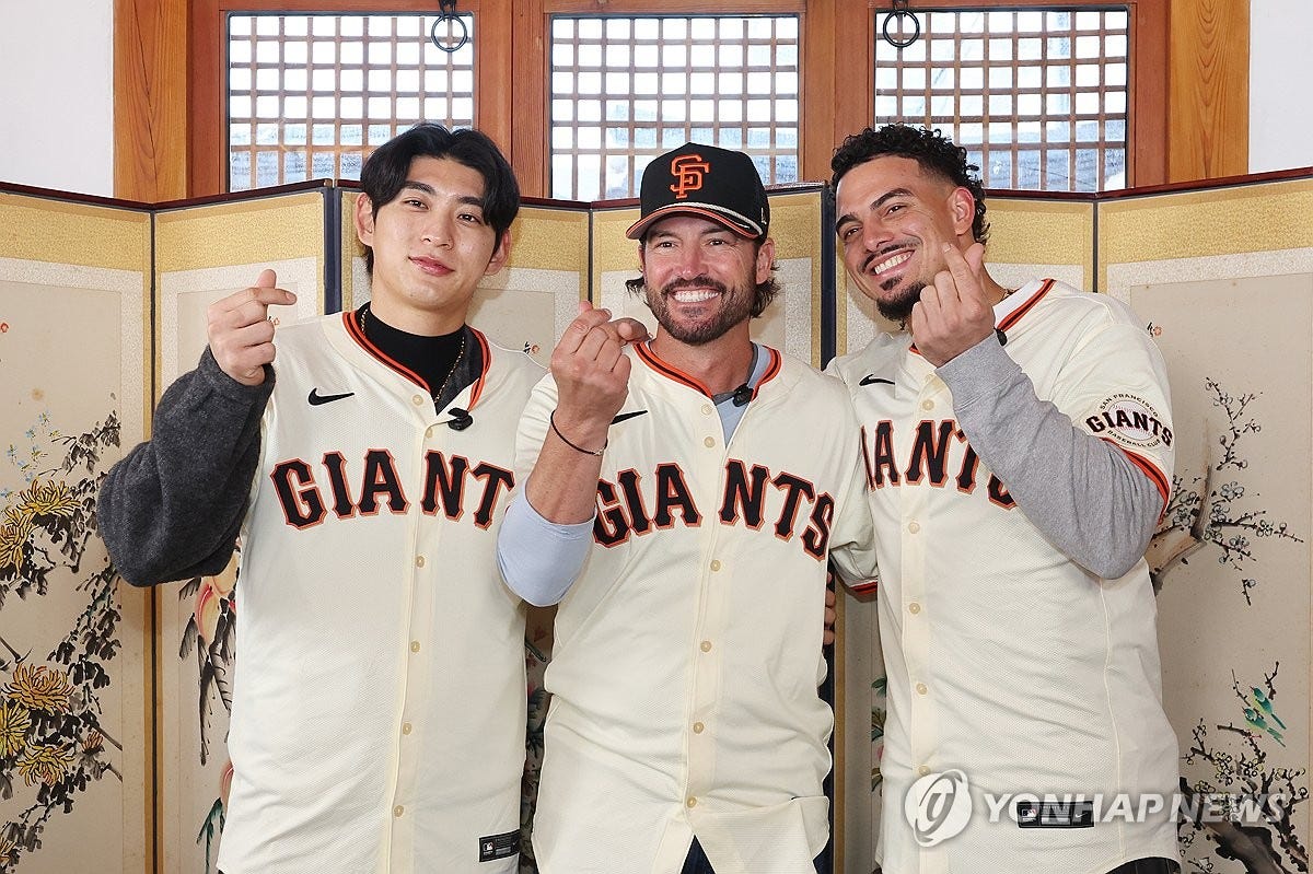 From left: San Francisco Giants outfielder Lee Jung-hoo, manager Tony Vitello and shortstop Willy Adames pose for photos before taking part in Korean cultural activities in Seoul on Jan. 6, 2026. (Yonhap)