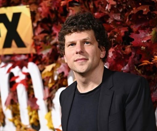Un acte héroïque : Jesse Eisenberg donne un rein à un inconnu, voici son parcours Un acte héroïque : Jesse Eisenberg donne un rein à un inconnu, voici son parcours