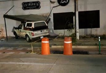 El hombre se impactó contra la barda de un bar. (Vicente Torres)