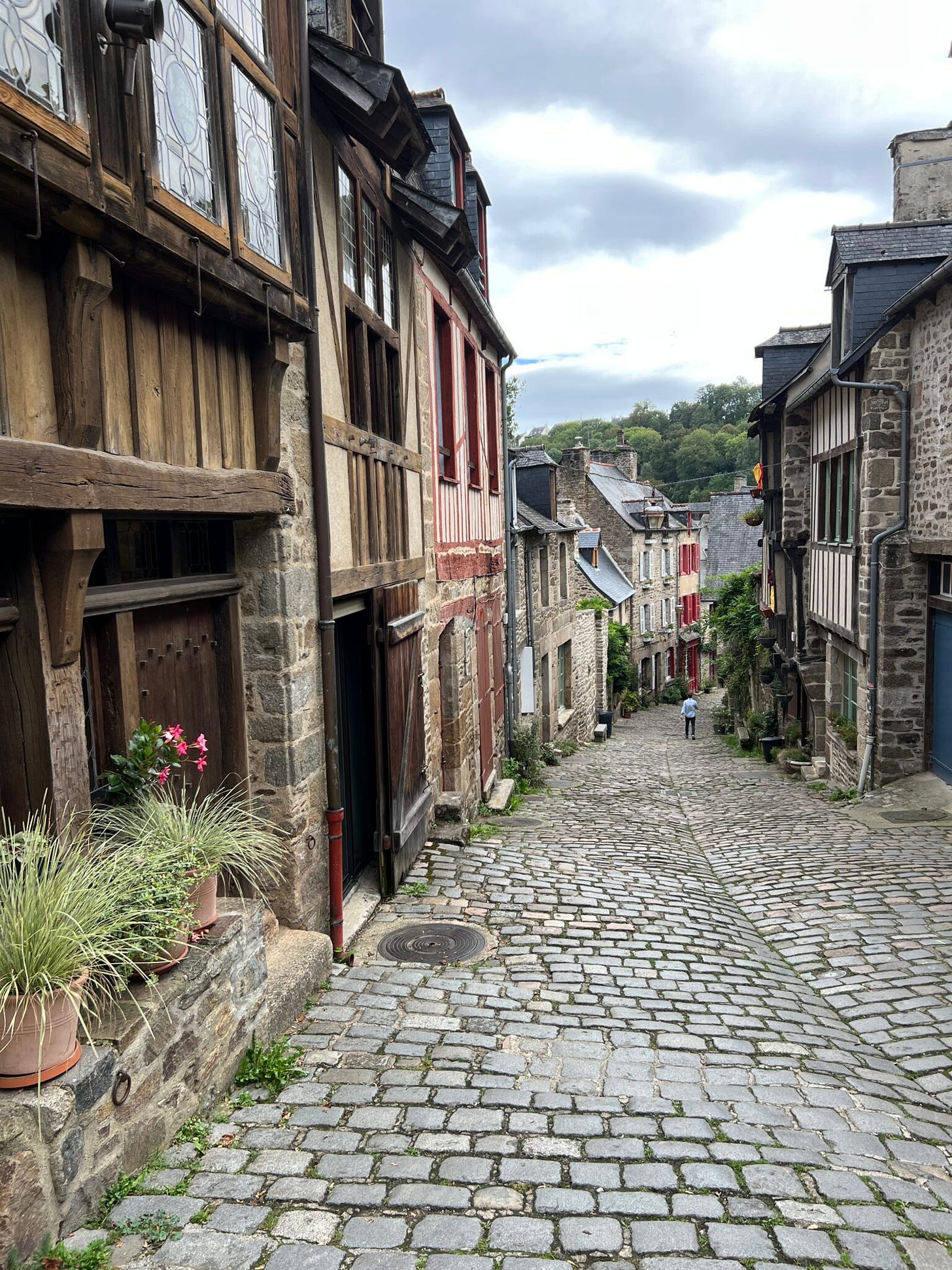 Dinan, Frankreich, steile Gasse, mittelalterlich