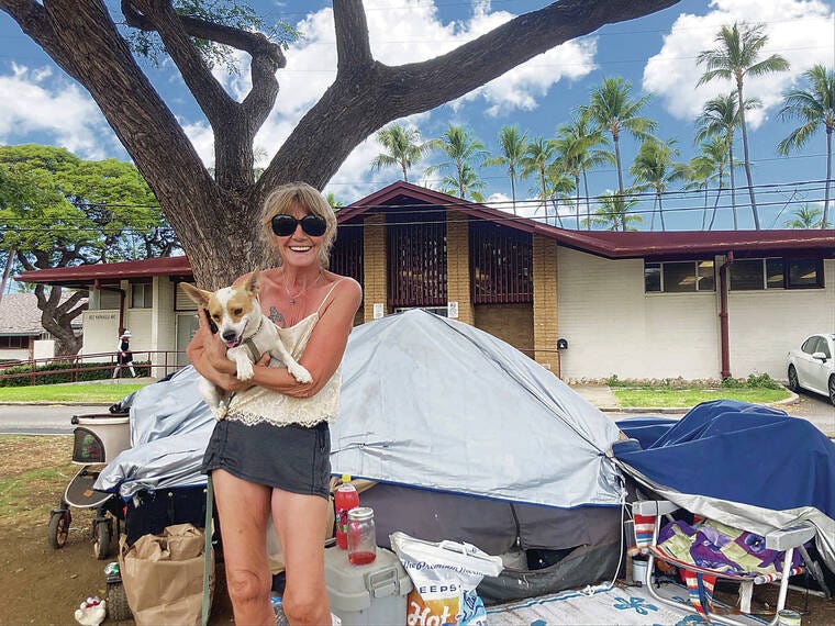 TALIA SIBILLA / TSIBILLA@STARADVERTISER.COM
Above, Melissa and her 3-year-old pup — a Jack Russell, pit bull, Chihuahua mix — live in a tent just a few feet from the newly installed sign. TALIA SIBILLA / TSIBILLA@STARADVERTISER.COM
Above, Melissa and her 3-year-old pup — a Jack Russell, pit bull, Chihuahua mix — live in a tent just a few feet from the newly installed sign.