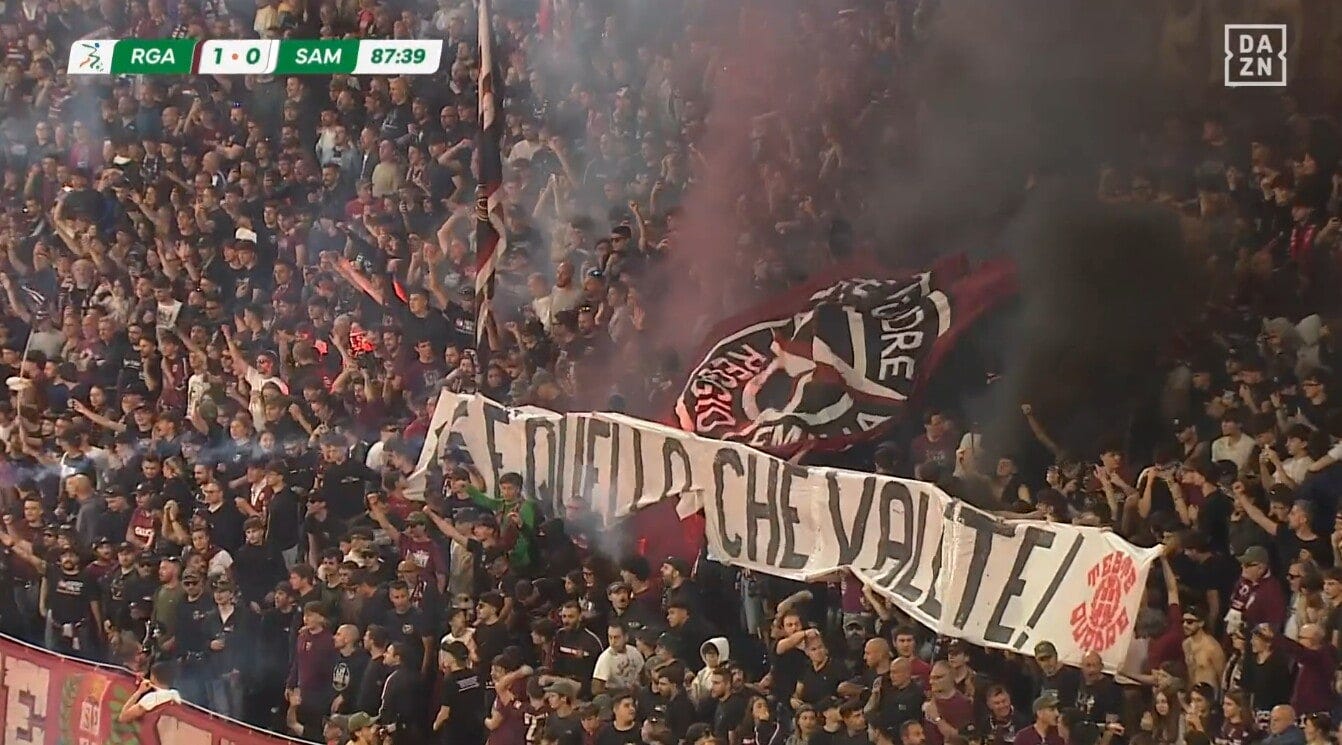 Reggiana in Serie C, la furia dei tifosi: fumogeni in campo, sospesa la  partita con la Sampdoria