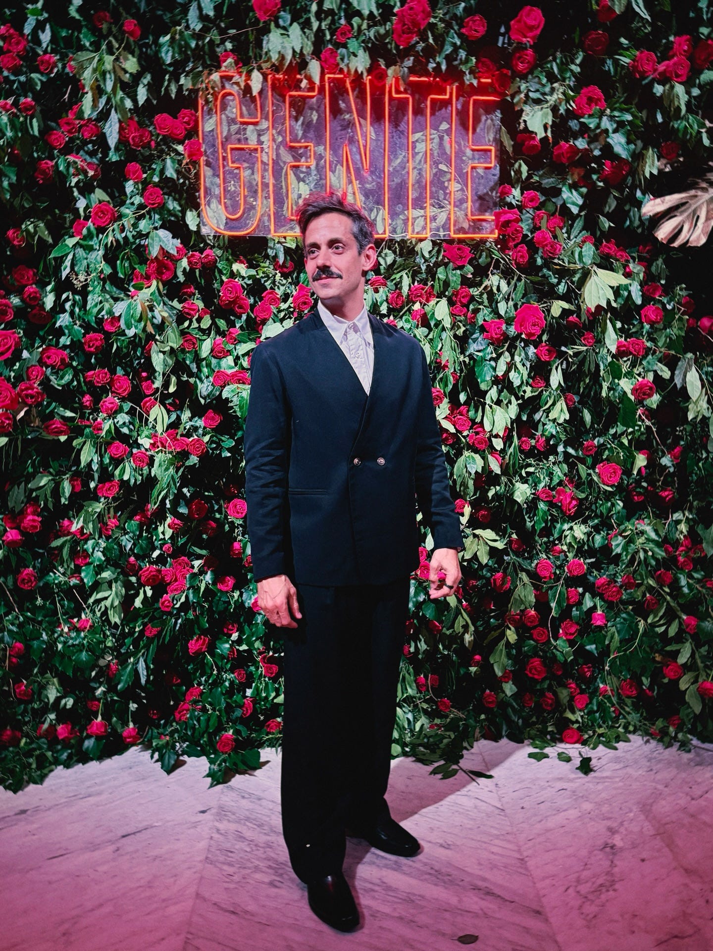 Puede ser una imagen de traje