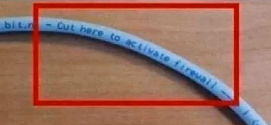 Meme: Ethernetový kabel s potiskem, který říká: Pro aktivaci firewallu odstřihněte zde.