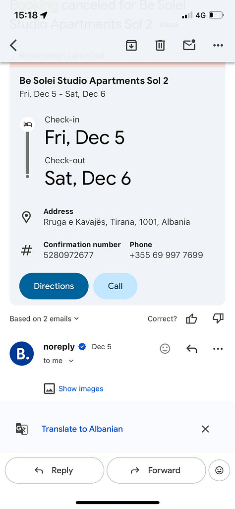 Pamje nga komunikimi privat i Fitim Çekut. Mesazhi i 26 dhjetorit 2025 në Facebook, i shoqëruar me fotografi rruge dhe screenshot rezervimi hoteli, pasohet nga publikimi i të njëjtës narrativë si akuzë publike për “përndjekje”, duke treguar kalimin nga insinuata private në presion publik të strukturuar.