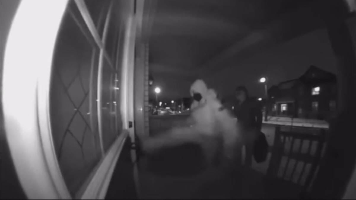 Lindsay police seek 4 suspects in armed home invasion, robbery at apartment  - Peterborough | Globalnews.ca