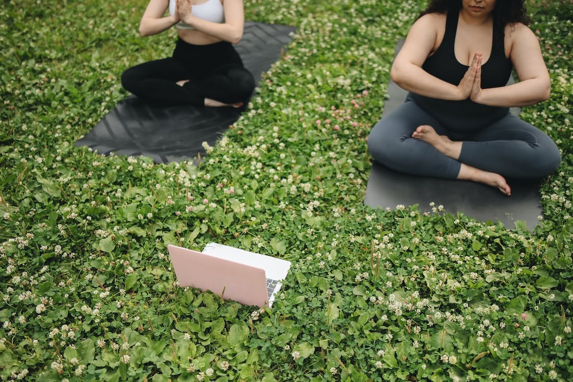 grátis Foto profissional grátis de @exterior, computador portátil, descalço Foto profissional