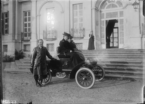 Margherita alla guida di un’automobile insieme alla dama di Compagnia e all’autista Cariolato, 1901-1910
