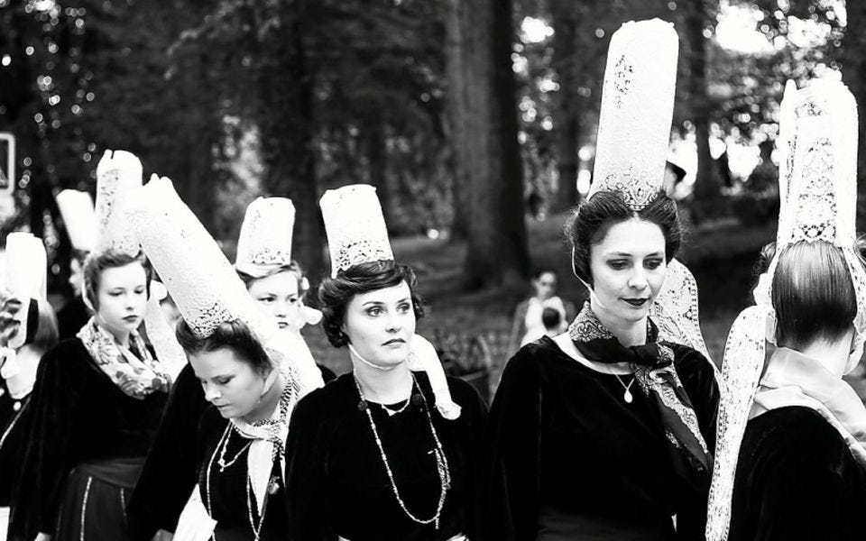Femmes en coiffe au festival des brodeuses, à Pont-l’Abbé. Femmes en coiffe au festival des brodeuses, à Pont-l’Abbé.