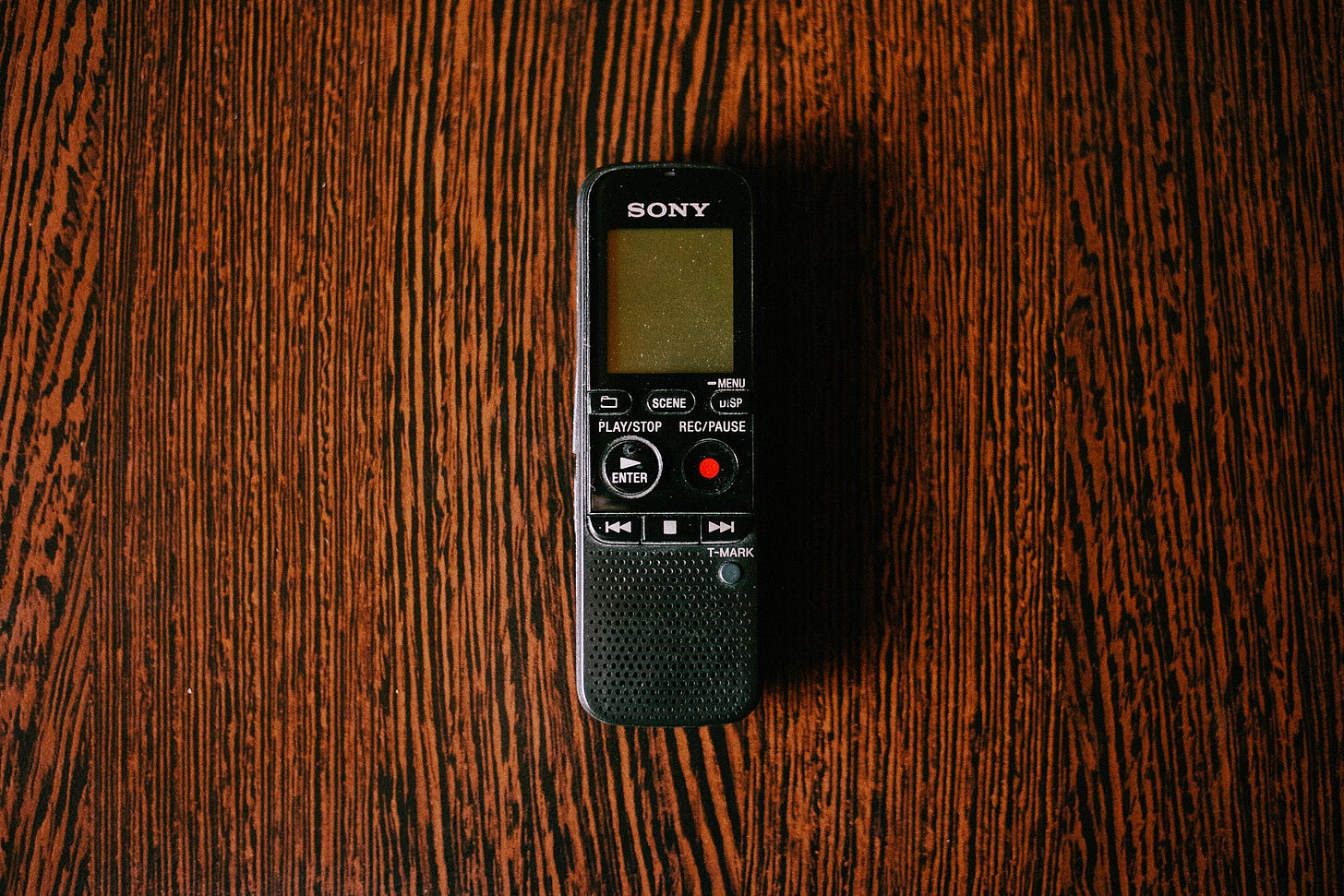 Диктофон Sony ICD-PX333 на деревянной поверхности.