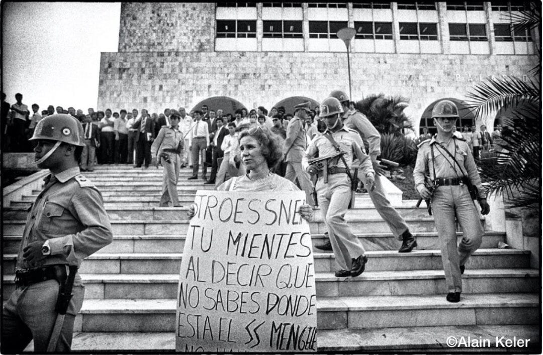 Protesta de Beate Klarsfeld frente al Palacio de Justicia de Asunción en 1985. En ese entonces Mengele ya había fallecido, pero la “cazadora de nazis” no aceptó el hecho hasta 1992. Protesta de Beate Klarsfeld frente al Palacio de Justicia de Asunción en 1985. En ese entonces Mengele ya había fallecido, pero la “cazadora de nazis” no aceptó el hecho hasta 1992.