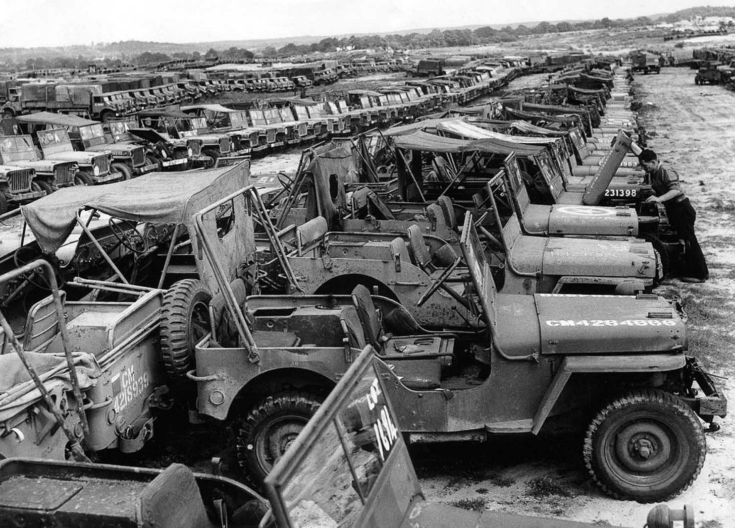 An impressive fleet of 800 military Jeeps awaits auction at a storage facility in England, 1946. An impressive fleet of 800 military Jeeps awaits auction at a storage facility in England, 1946.
