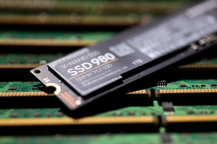 SSD M2, uno de los discos más usados en la actualidad para correr sistemas operativos. Foto Bloomberg SSD M2, uno de los discos más usados en la actualidad para correr sistemas operativos. Foto Bloomberg