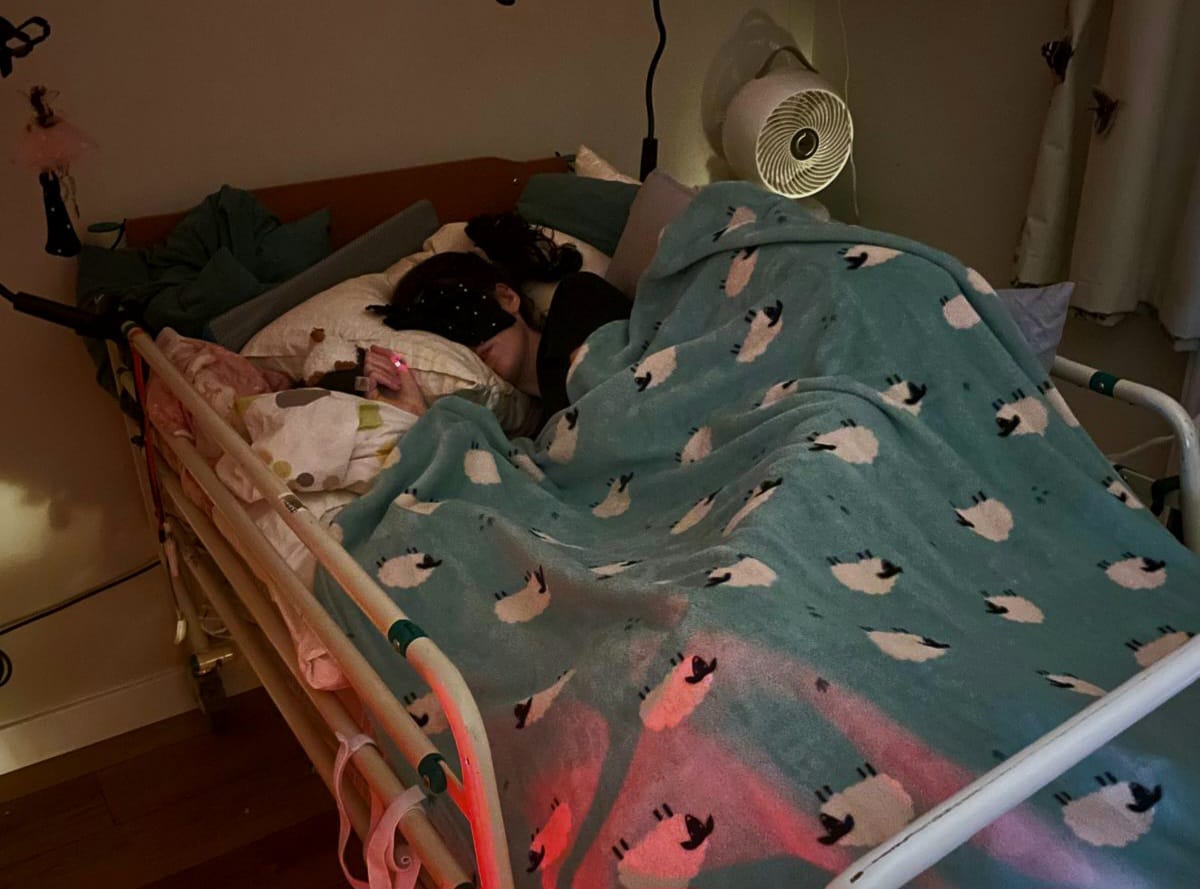 A person sleeping in a bed

AI-generated content may be incorrect.