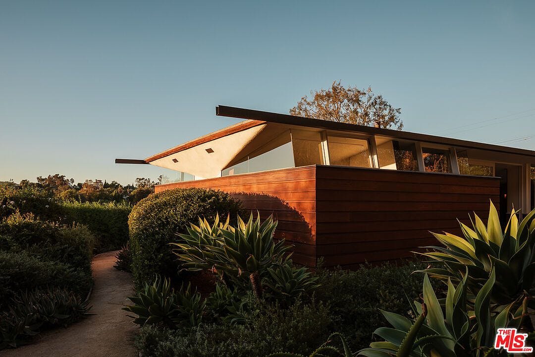 carousel photo #46 (MLS)