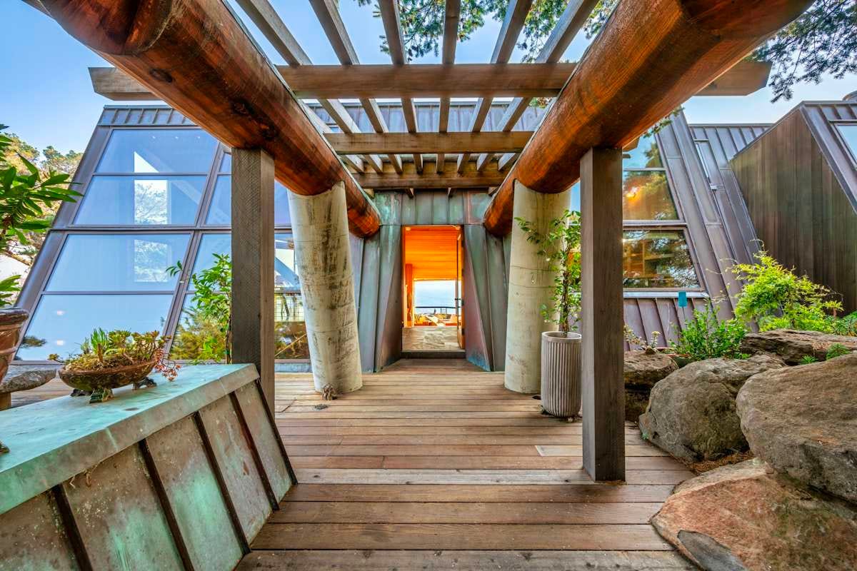A wooden walkway with a wooden structure and plants

Description automatically generated with medium confidence