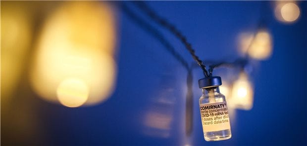 Comirnaty®-Lichterkette in der
Praxis von Jens Lepczynski.