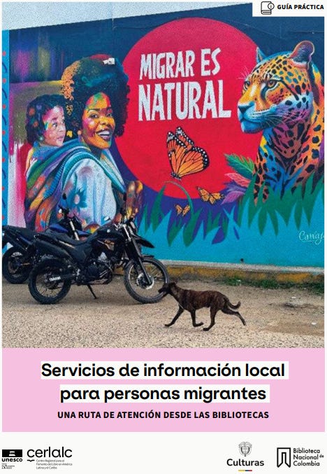 #descrevemospravocê  Capa de uma publicação com o título: Servicios de información local para personas migrantes – Una ruta de atención desde las bibliotecas, que em português significa "Serviços de informação local para pessoas migrantes – Um caminho de atendimento a partir das bibliotecas". No canto superior direito, há um selo com o texto "Guía práctica". A parte inferior apresenta logotipos de instituições organizadoras: Unesco, Cerlalc, Ministério da Cultura da Colômbia e Biblioteca Nacional da Colômbia.  A imagem principal é uma fotografia de um mural colorido pintado em uma parede. O mural mostra, à esquerda, uma mulher negra sorridente com uma criança nas costas, ambas envoltas em tecido colorido. Ao lado direito, há um jaguar e uma borboleta monarca, todos voltados para o centro. O fundo do mural é azul vibrante, com uma grande esfera vermelha no centro onde se lê, em letras brancas: Migrar es natural — "Migrar é natural". A vegetação tropical envolve os personagens da pintura.  Na frente do mural, no chão, há duas motocicletas estacionadas e um cachorro marrom escuro atravessando a cena. O mural é assinado por Canigua. A composição transmite uma mensagem positiva e acolhedora sobre a migração, ressaltando a conexão com a natureza e o direito ao movimento.