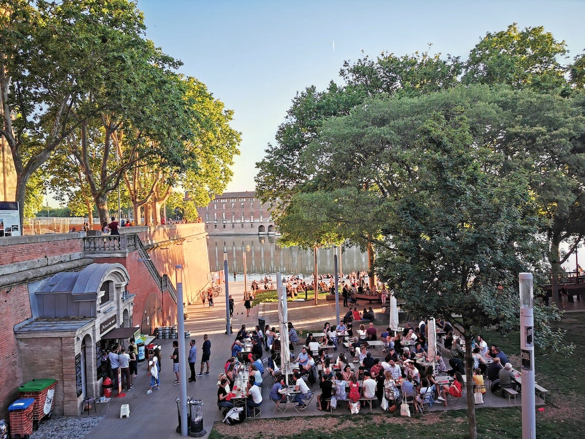 Place de la Daurade in Toulouse nest to the Garonne River.