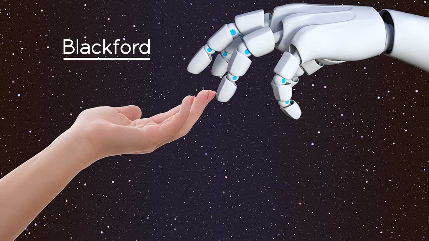 Mão humana tocando mão robótica