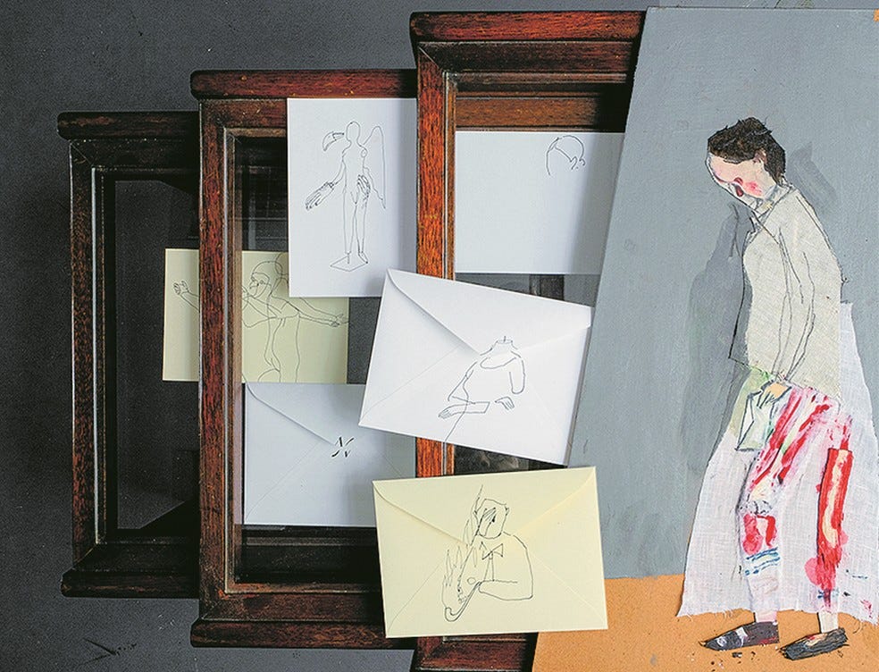 Composição de ilustrações bastante grotescas. Do lado direito, em um terço da imagem, uma silhueta humana de pele clara e cabelos curtos escuros. Bastante estilizada, é possível ver traços de lápis. O rosto não tem marcas de olhos ou boca, apenas um nariz avermelhado que se destaca. No torso, uma camiseta clara e, no que parece ser uma saia aberta, surgem duas pernas com manchas vermelhas que lembram sangue e um sapato escuro pontudo. Nos outros dois terços da imagem, tres quadros enfileirados, cada um mais para a esquerda do outro. Neles, estão pendurados envelopes com desenhos: uma mulher-manequim sem cabeça, um homem com o braço pegando fogo, um homem com máscara de passaro de braços abertos, uma mistura de manequim com pássaro e silhueta humana.