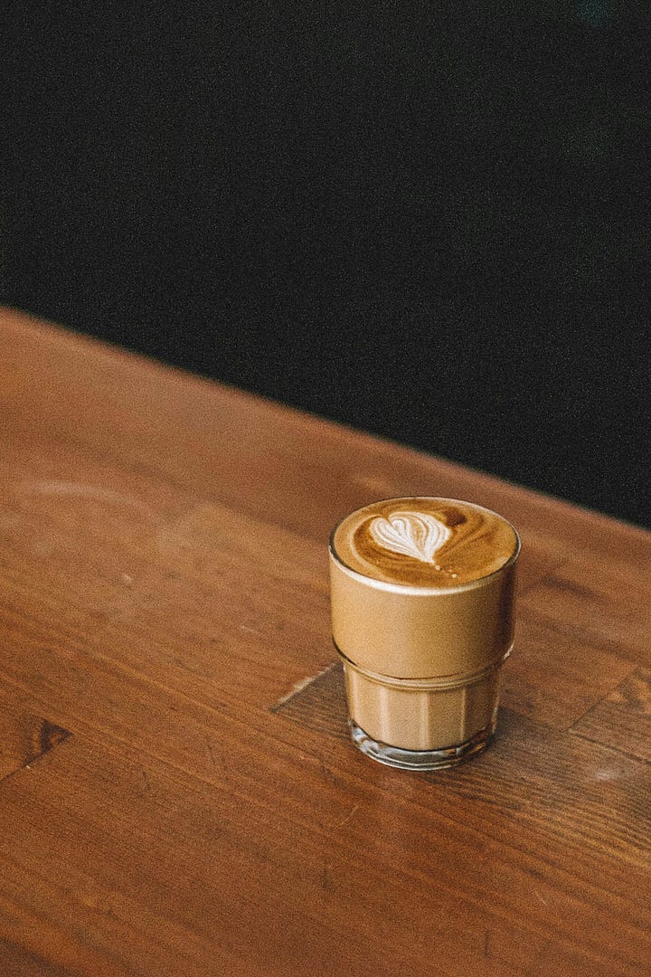 Cortado. Coffee plant. Photos Bahattin akgüngör, Rodrigo Flores via Unsplash
