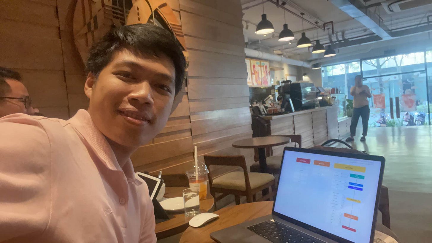 Có thể là hình ảnh về 2 người, mọi người đang ngồi và trong nhà