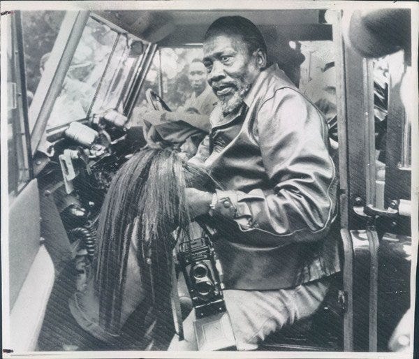 Jomo Kenyatta arrives in Gatundu after his release from prison in 1961.
