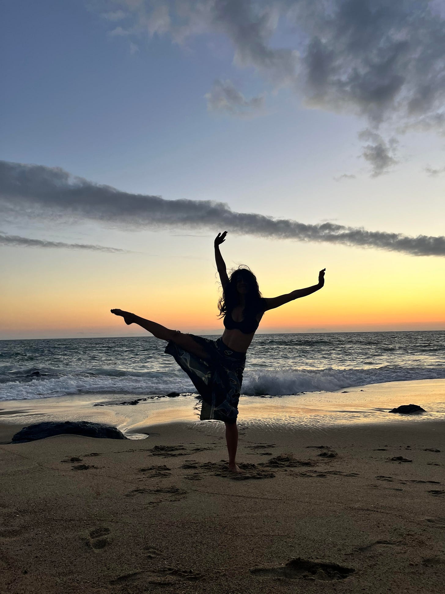 Flor dancing by the beach