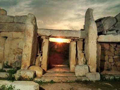 The Mnajdra Temple complex catches the first rays of the rising sun illuminating the central passage in the South building of the site, as they have done for over 5000 years. This millenia-old phenomenon takes place thanks to the astounding engineering feat of its builders, who skillfully aligned it with the rising sun at the start of the seasons which, for an agrarian community, were probably important milestones in the annual calendar.