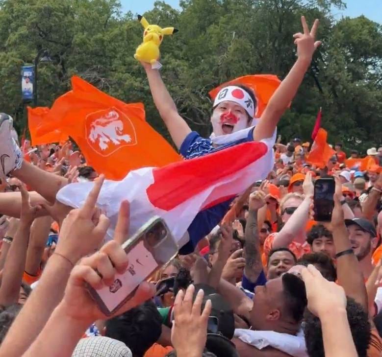 Dutch and Japanese fans