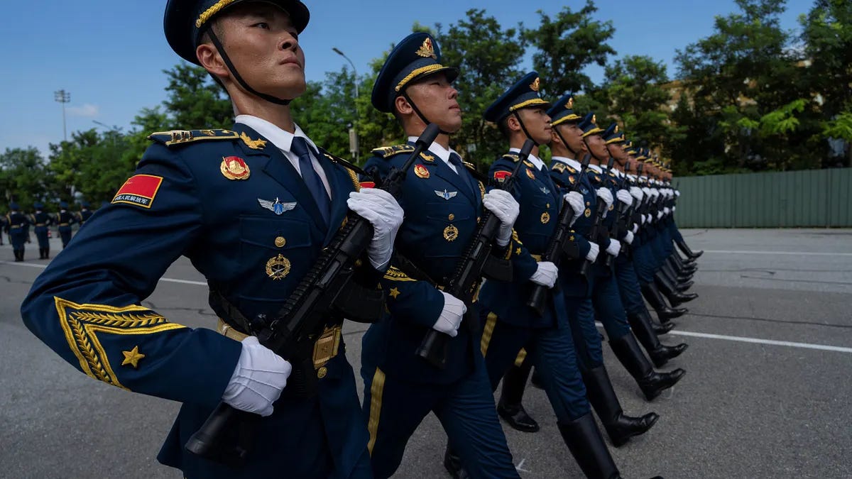 解放军部队进行最后预演，准备参与93天安门大阅兵。（美联社）