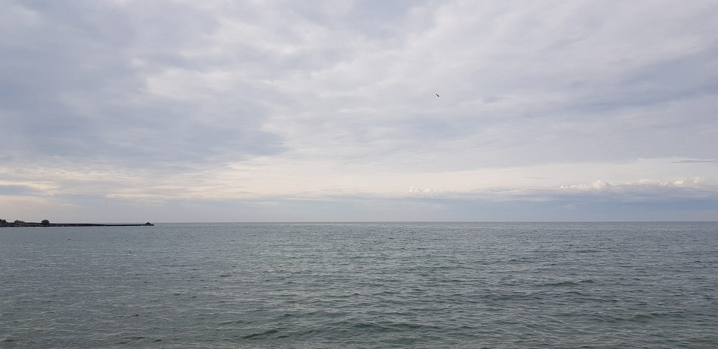 安大略湖灰色水面延伸至地平線 安大略湖灰色水面延伸至地平線