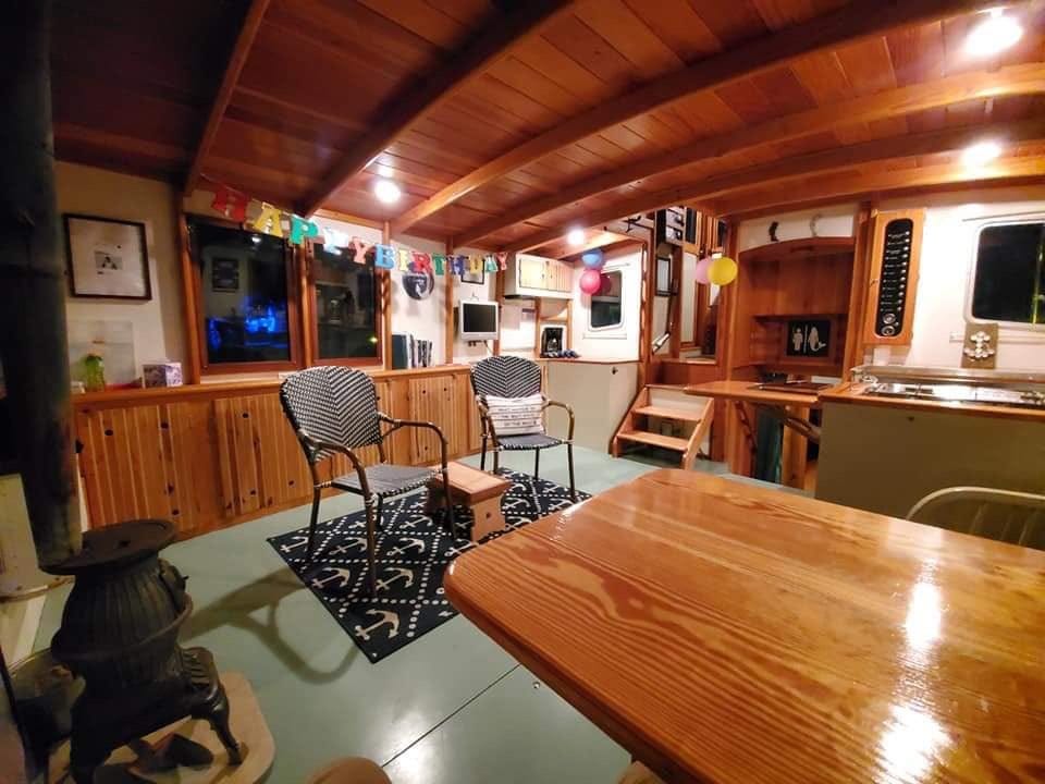 A room with a table and chairs

Description automatically generated