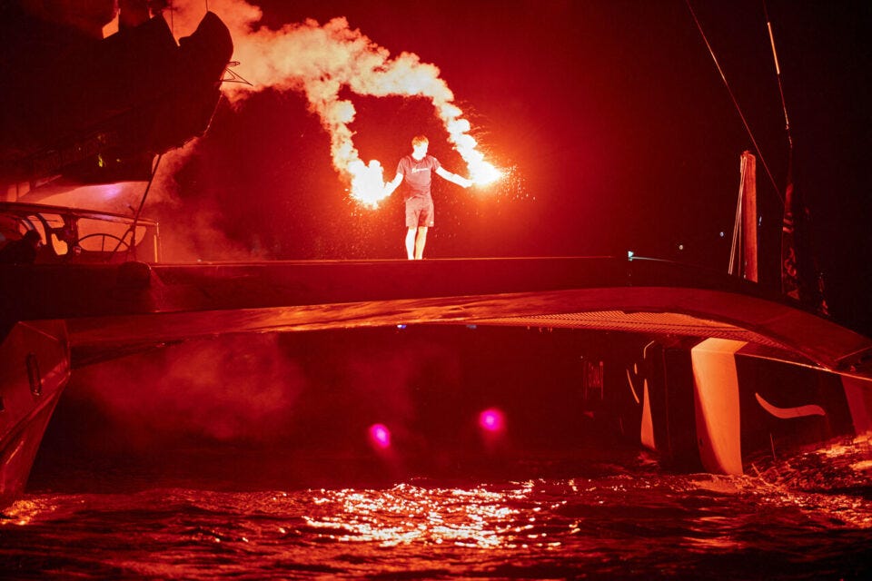 Charles Caudrelier remporte la Route du Rhum en franchissant la ligne d'arrivée en Guadeloupe. Le skipper a battu le précédent record parcourant 6 562 km moins de 7 jours. Charles Caudrelier remporte la Route du Rhum en franchissant la ligne d'arrivée en Guadeloupe. Le skipper a battu le précédent record parcourant 6 562 km moins de 7 jours.