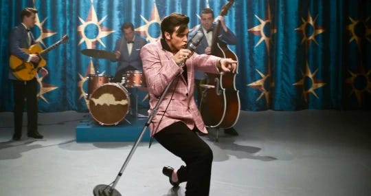 USA. Austin Butler in a scene from (C)Warner Bros. Pictures new film: Elvis (2022).  Plot: A look at the life of the legendary rock and roll star, Elvis Presley. Ref:   LMK110-J7903 -220222 Supplied by LMKMEDIA. Editorial Only. Landmark Media is not the c