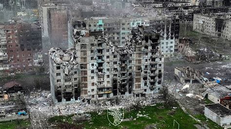 Ukrainians still control some Bakhmut buildings, advancing on flanks ...