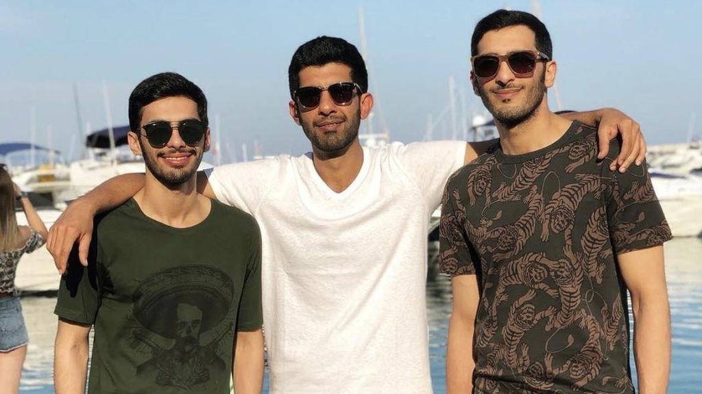 Rakan Al-Thani, a la derecha de la imagen, junto a sus hermanos Nayef y Nasser.