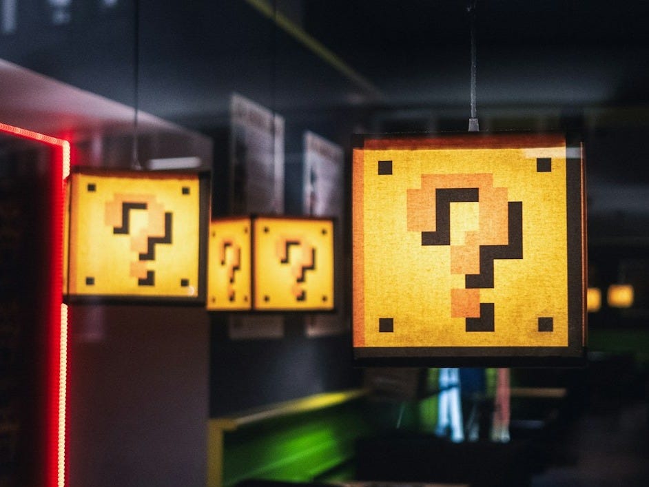 a bunch of lights that are hanging from a ceiling