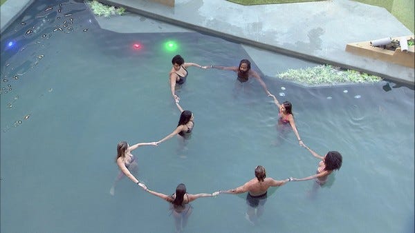 Brothers formam um coração na piscina e gritam: 'BBB19'