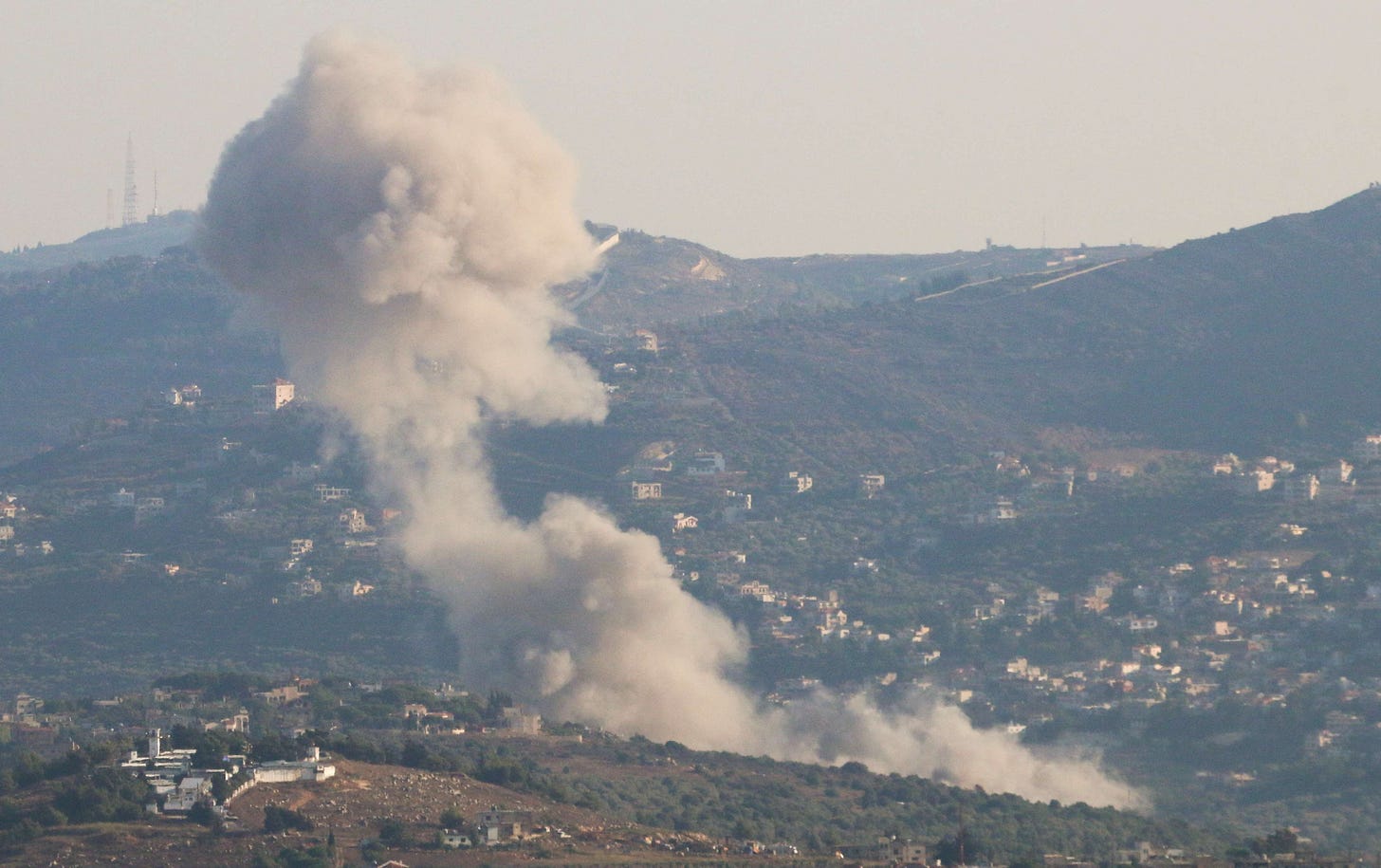 Israel ataca depósitos de armas do Hezbollah no Líbano