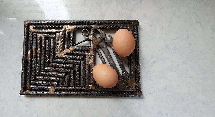Trivit with eggs resting on.